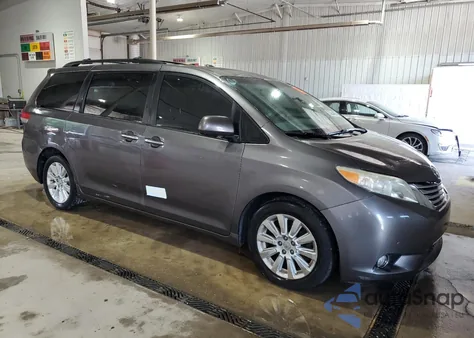 2012 Toyota Sienna Xle z USA, uszkodzony, nr VIN 5TDDK3DC8CS043231